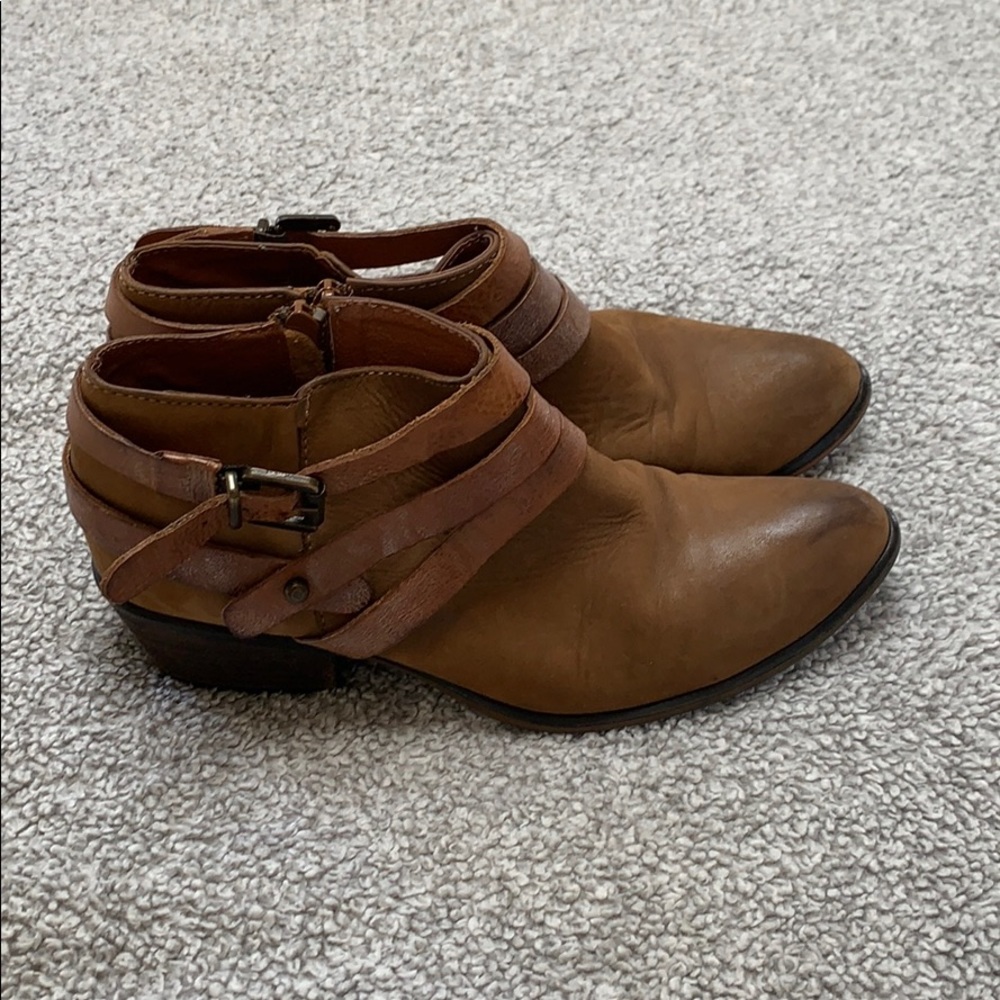 STEVE MADDEN brown leather booties